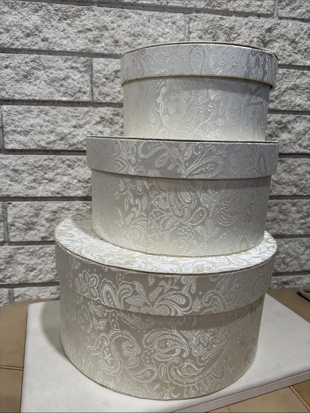 Set of 3 Decorative Round Hat Boxes - Ivory Paisley